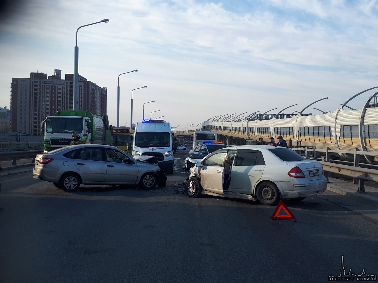 Нисан и Гранта столкнулись на Планерном путепроводе. 3 пострадавших, службы на месте