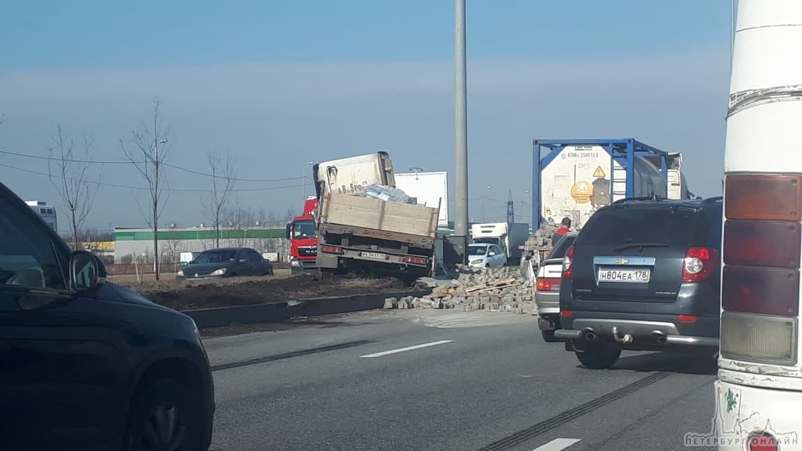 Тротуарной плиткой засыпало после ДТП Софийскую улицу по направлению в город.