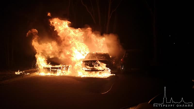 В ЖК Английская миля сгорели полностью "Шкода" и "Форд" Сообщение о пожаре на Петергофском шоссе н...