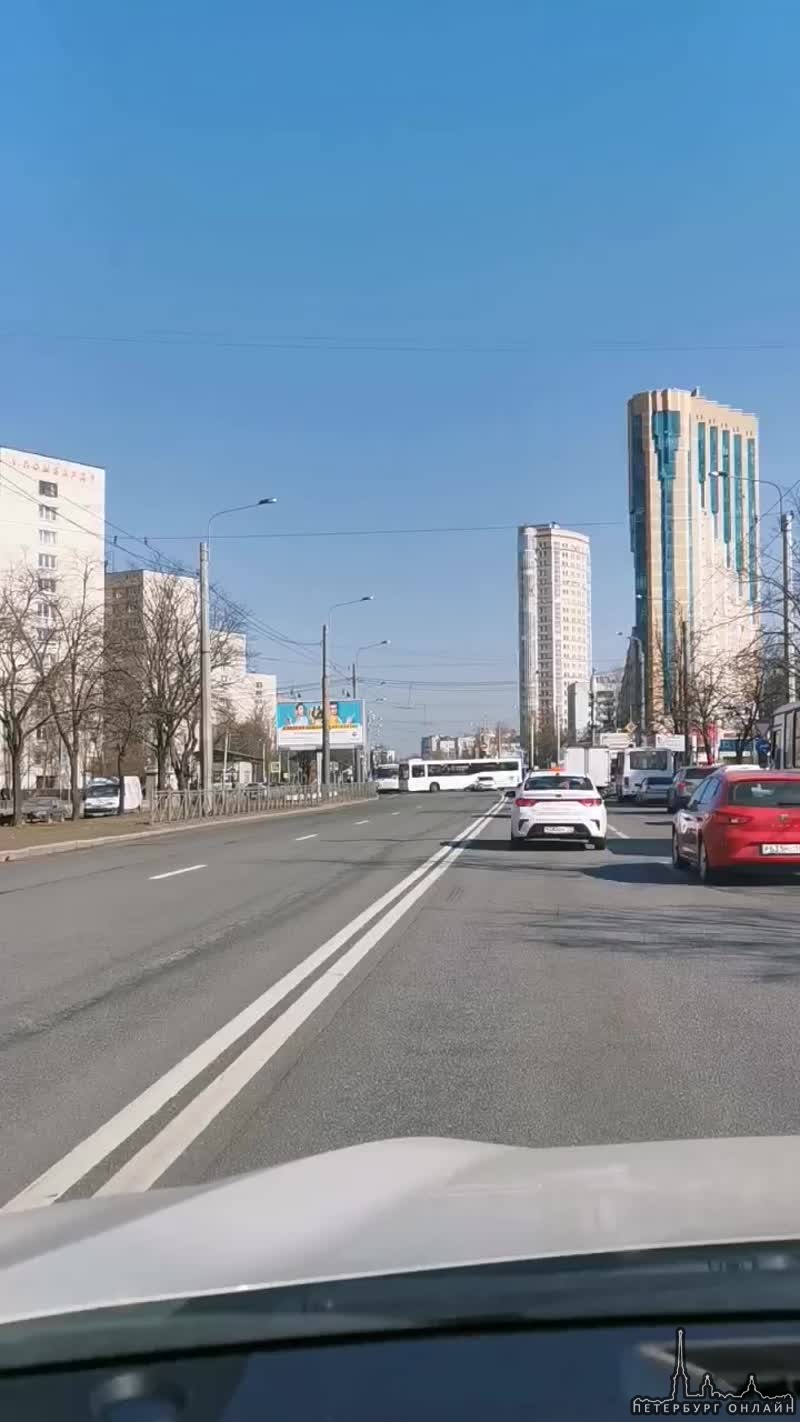 Автобус не вписался в поворот с улицы Танкиста Хрустицкого на проспект Ветеранов