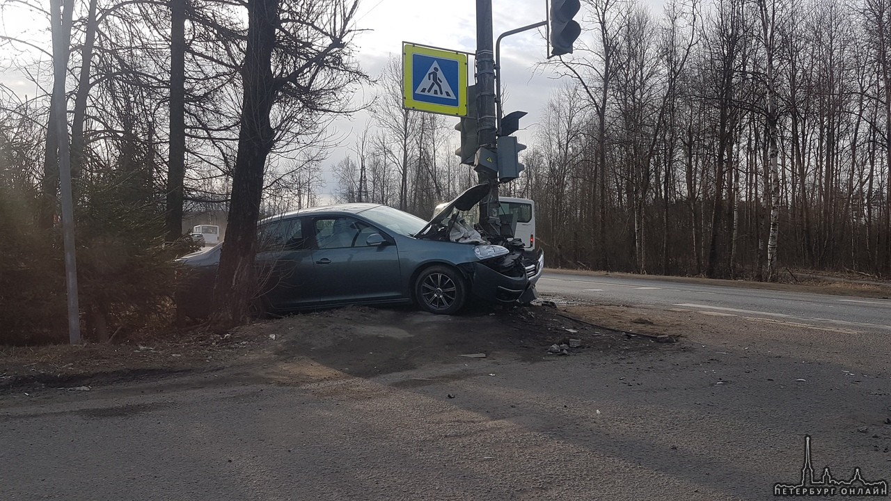 На Петрозаводском шоссе в поселке Саперный Volkswagen зацепился бампером за столб
