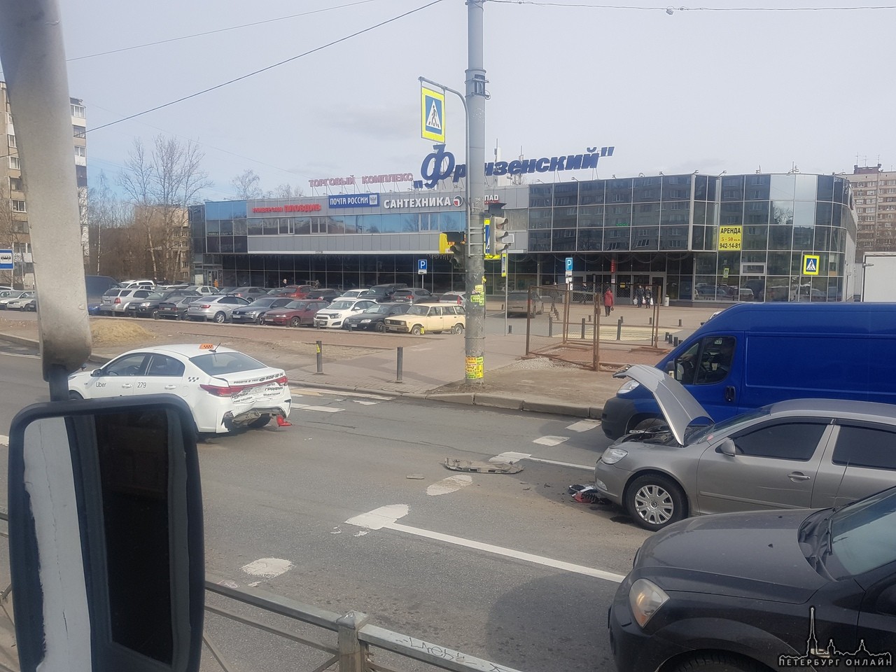 На Бухарестской у остановки «Универсам» Skoda подтолкнула Киа.