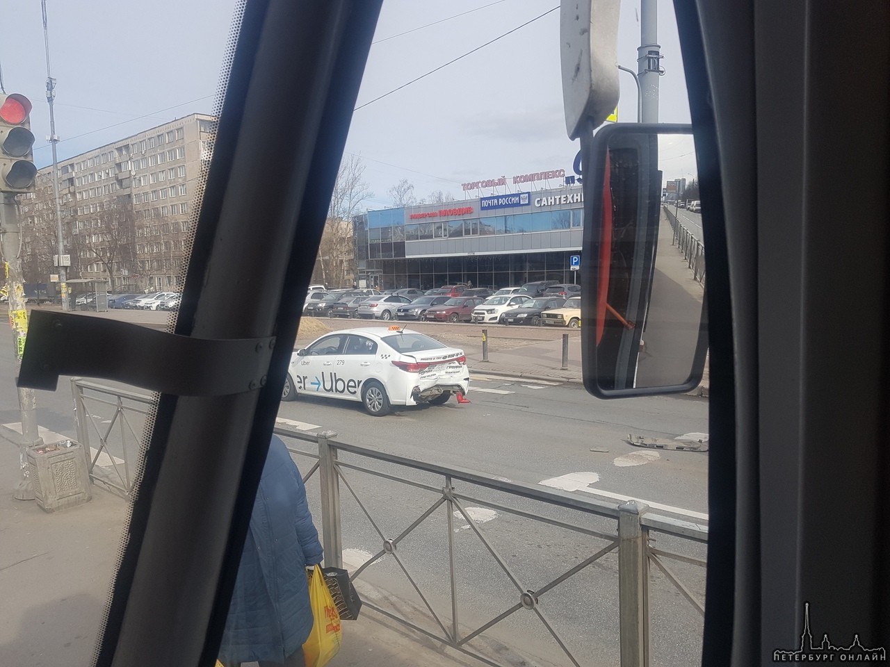 На Бухарестской у остановки «Универсам» Skoda подтолкнула Киа.