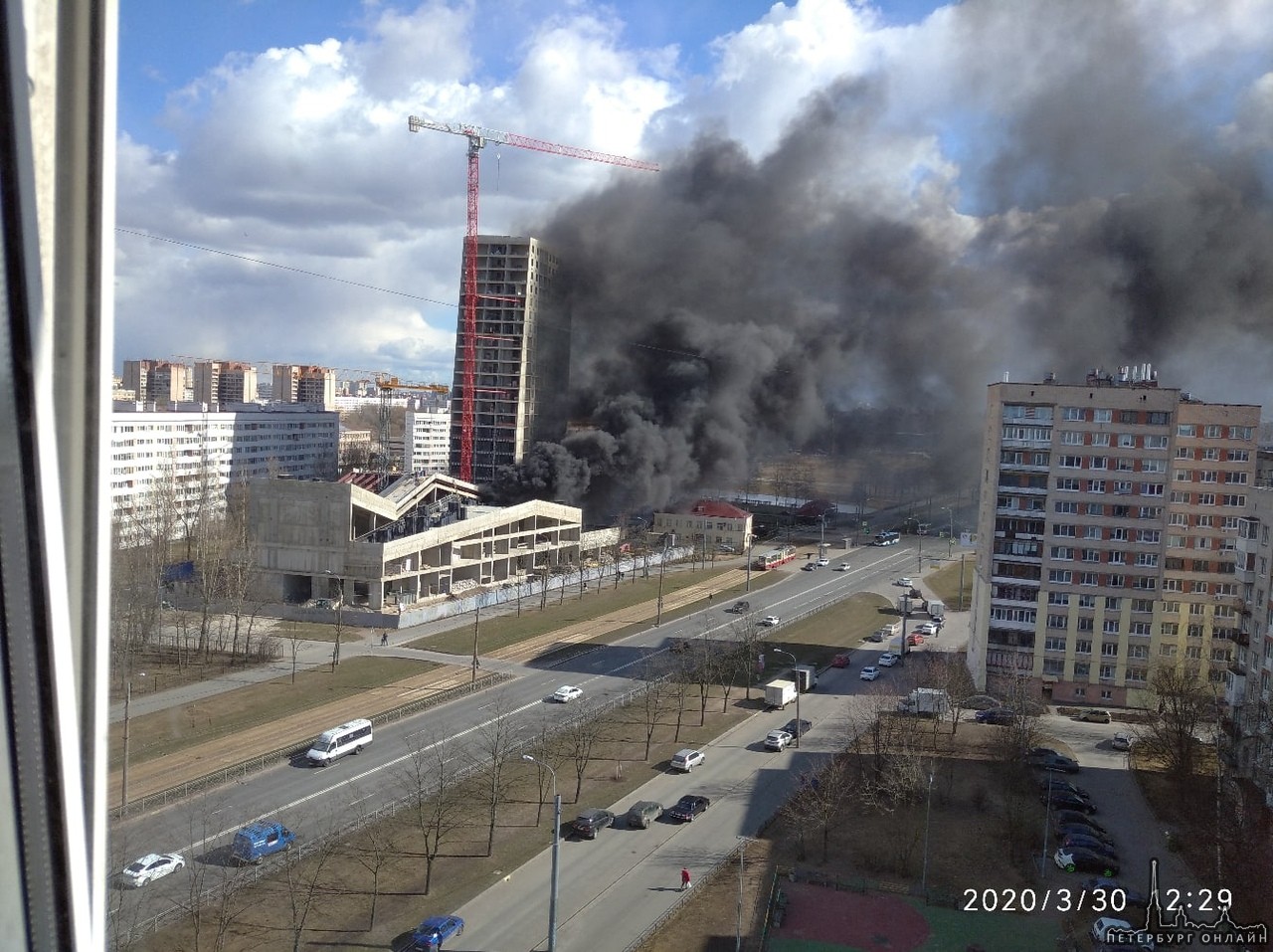На пересечении Тамбасова и Ветеранов пожар на стройке.