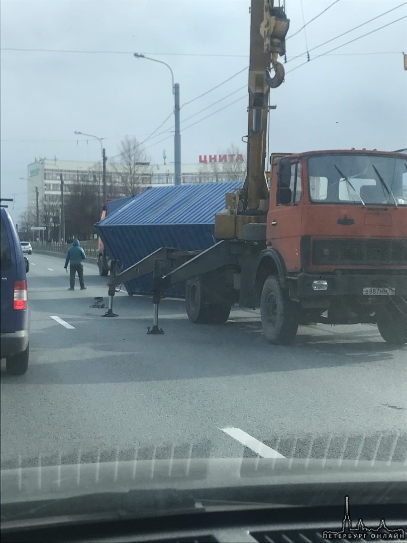 Возле метро Волковская ,по Жд мостом упал контейнер