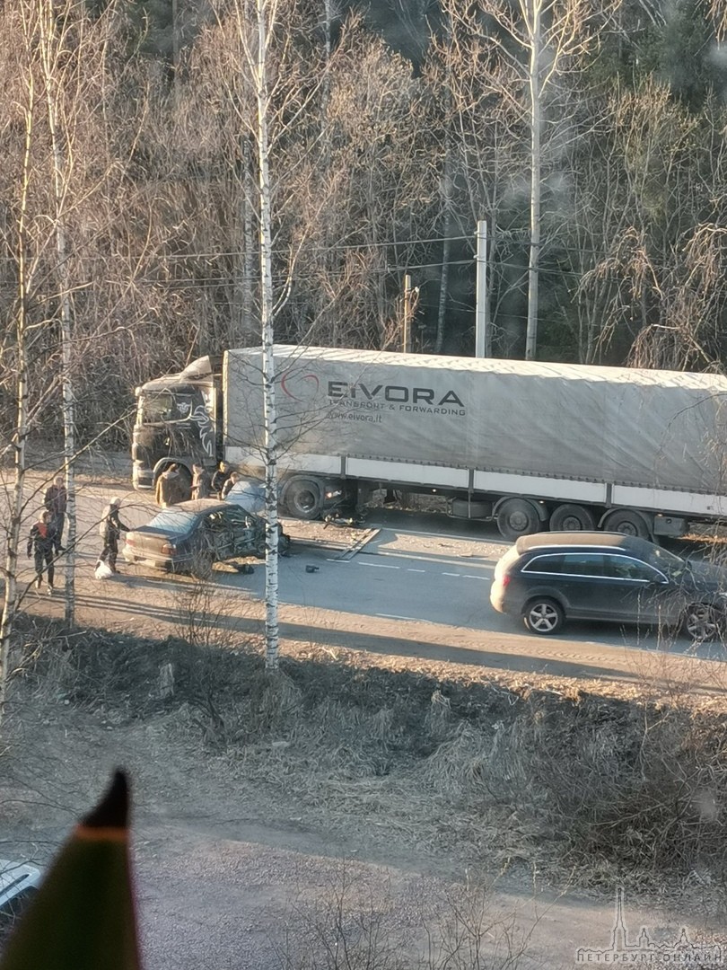 Авария между фурой и легковушкой в Агалатово с Новоприозёрского шоссе в сторону Сертолово. Проезд то...