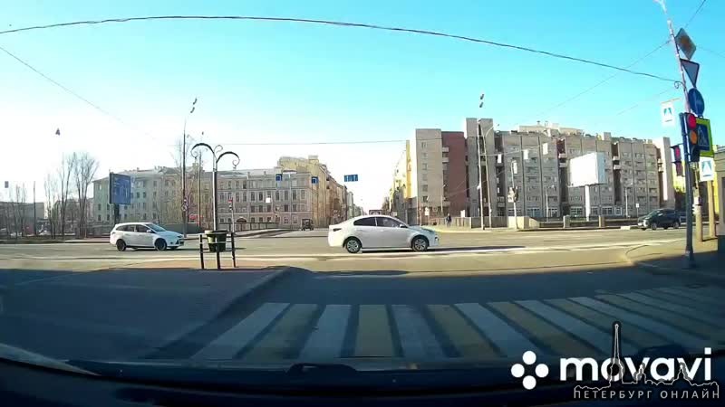 Авария на Обводного канала и улицы Черняховского. Volkswagen ехал на зеленый, а Ларгус на красный.