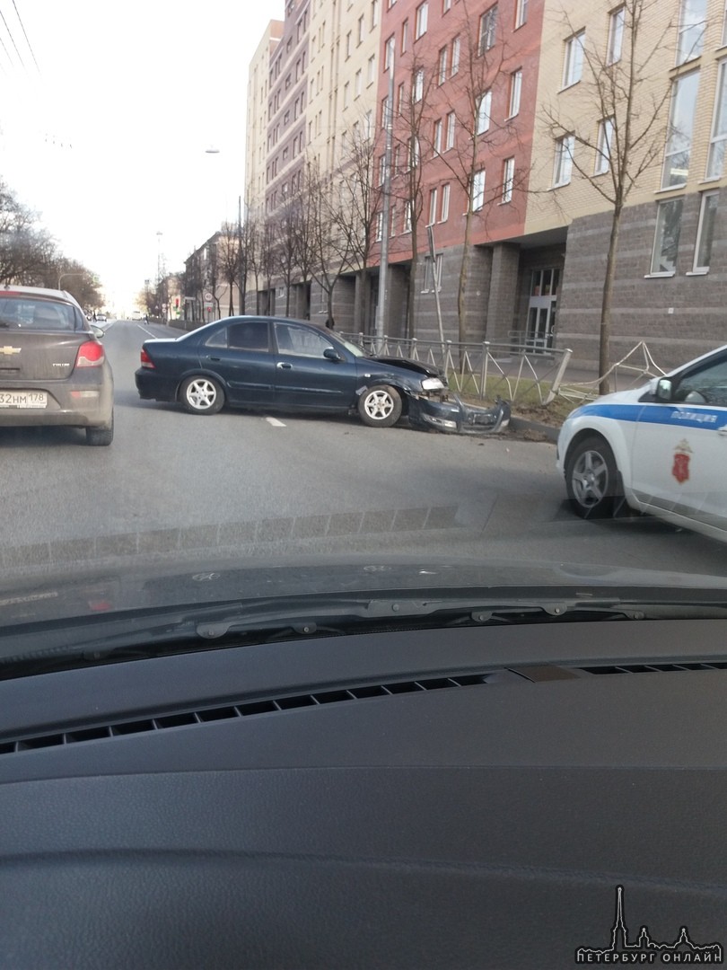 В Колпине на проспекте Ленина в результате аварии пострадал автомобиль и забор. На месте 3 машины по...