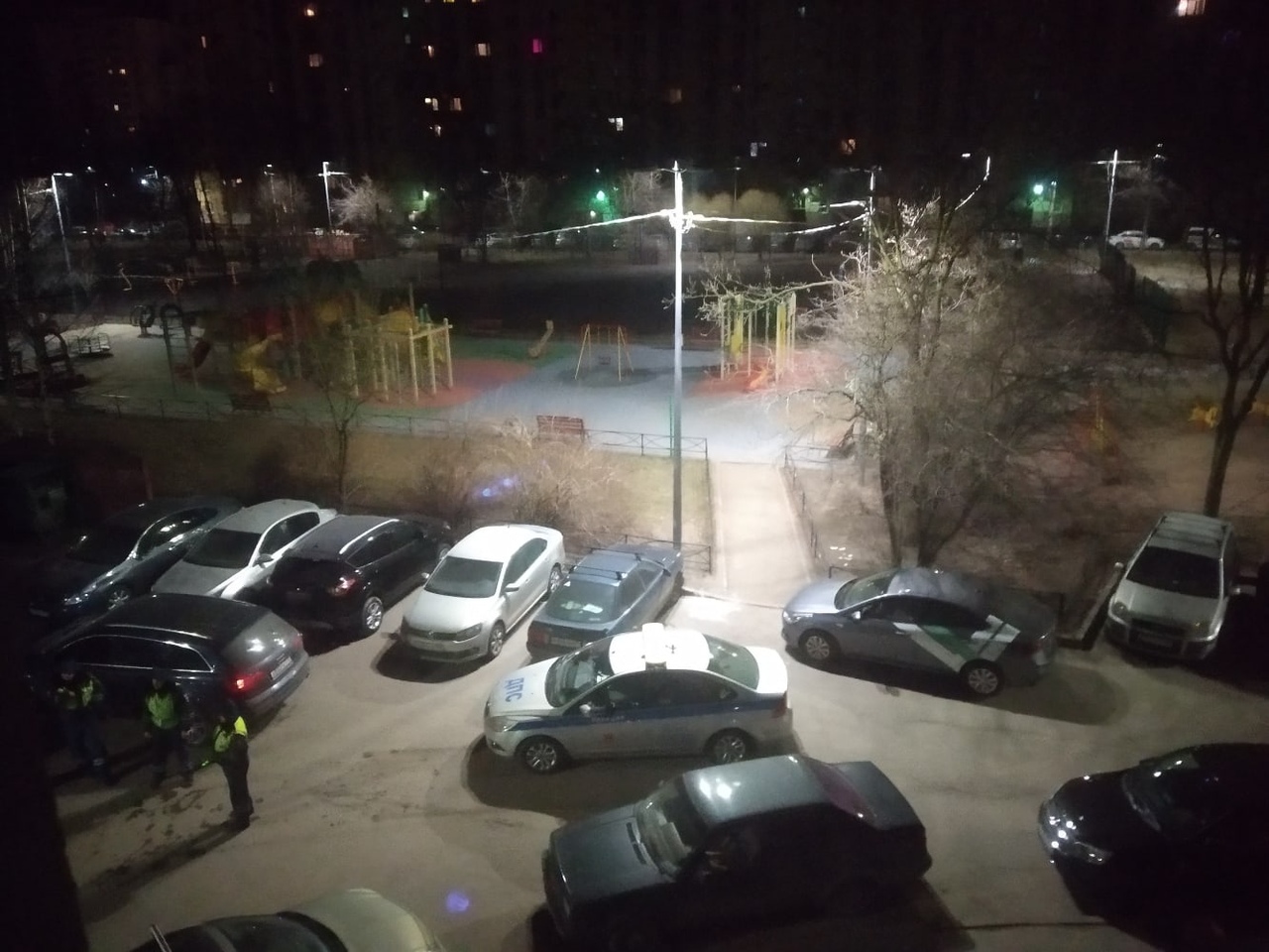 Во дворах на улице Тельмана ДПС ночью поймали Audi.