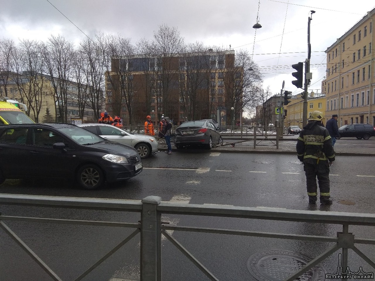 Мондео, Solaris и Камри сообразили на троих на перекрестке Лиговского проспекта и Прилукской улицы ...