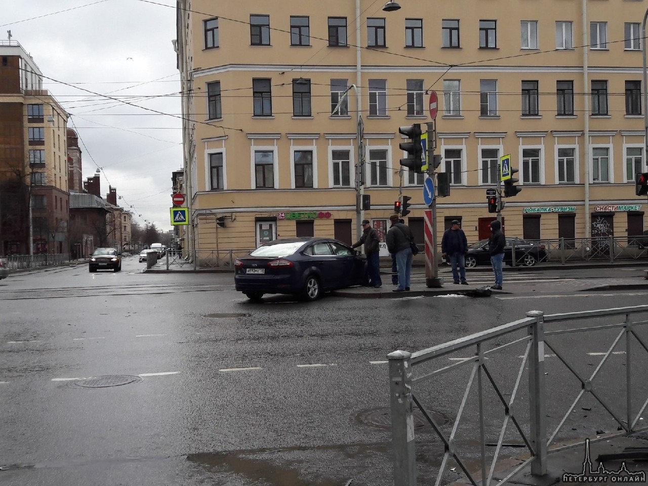 Мондео, Solaris и Камри сообразили на троих на перекрестке Лиговского проспекта и Прилукской улицы ...