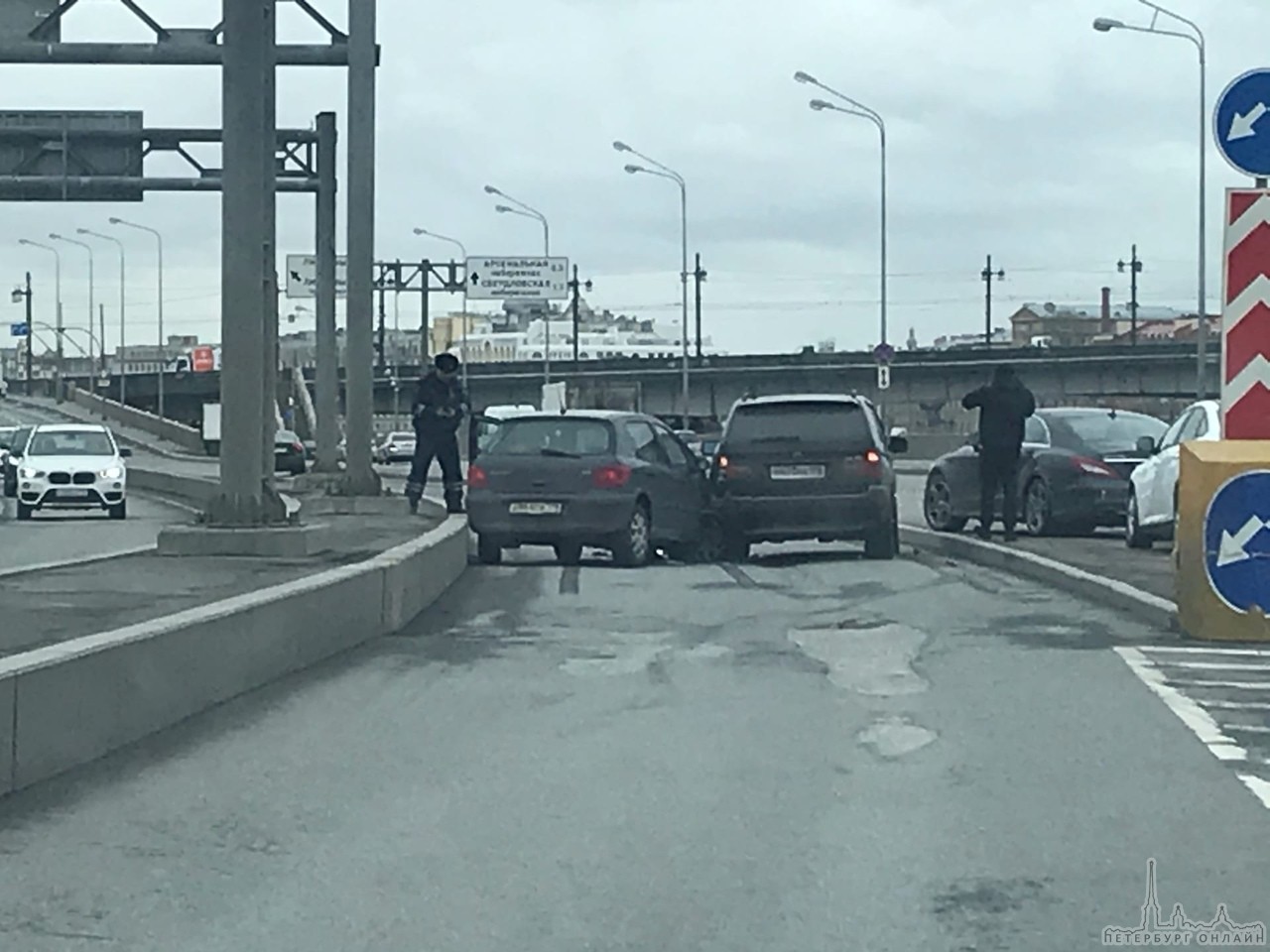 Двое заблокировали въезд на Литейный мост со стороны Сампсониевского моста