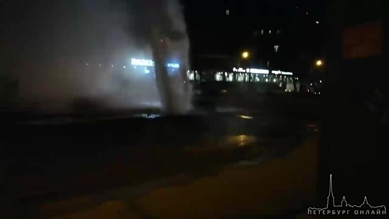 Ночью на Пулковской у дома 11 прорвало трубопровод