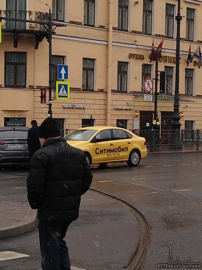 На пересечении Лиговского и Кузнечного переулка столкнулись Volkswagen и Solaris. Трамваям не проех...