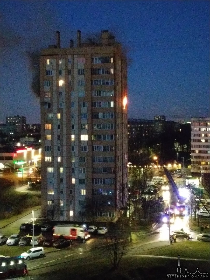 Пожар в доме 17к2 на улице Пионерстроя горит квартира на 10-м этаже. Пожарные на месте, проезд около...