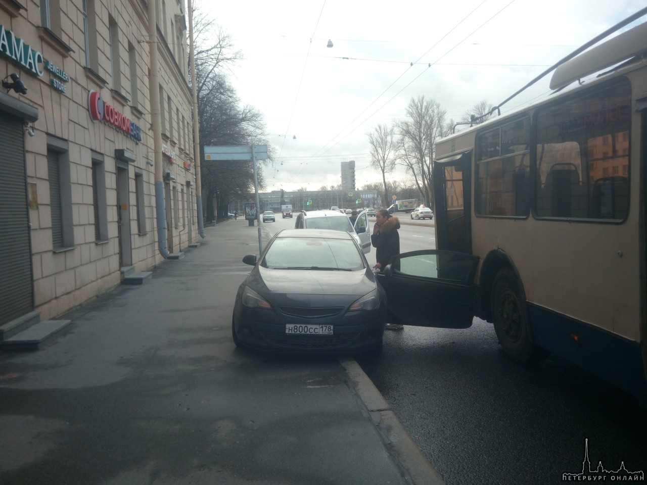 Девушка на Опеле припарковалась на тротуаре проспекта Стачек, и когда открывала дверь не посмотрела ...