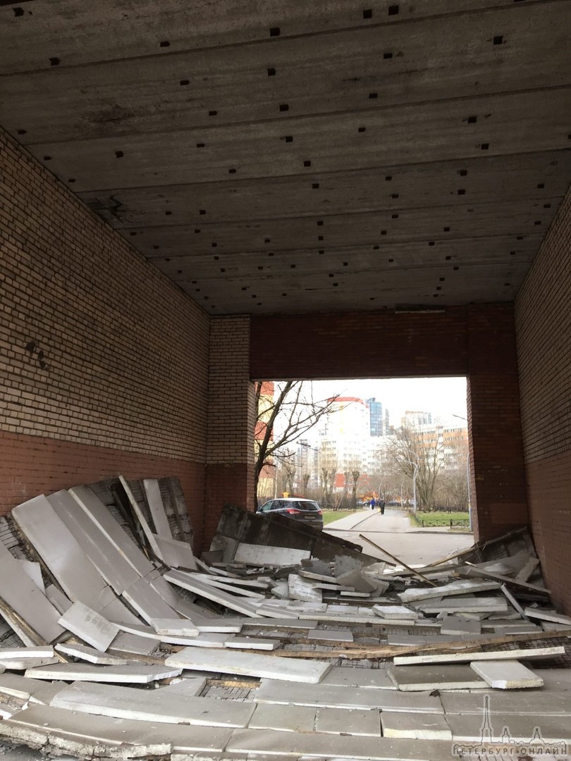 Обрушился потолок в переходе дома по Маршала Жукова 30/2. Вроде никого не убило.