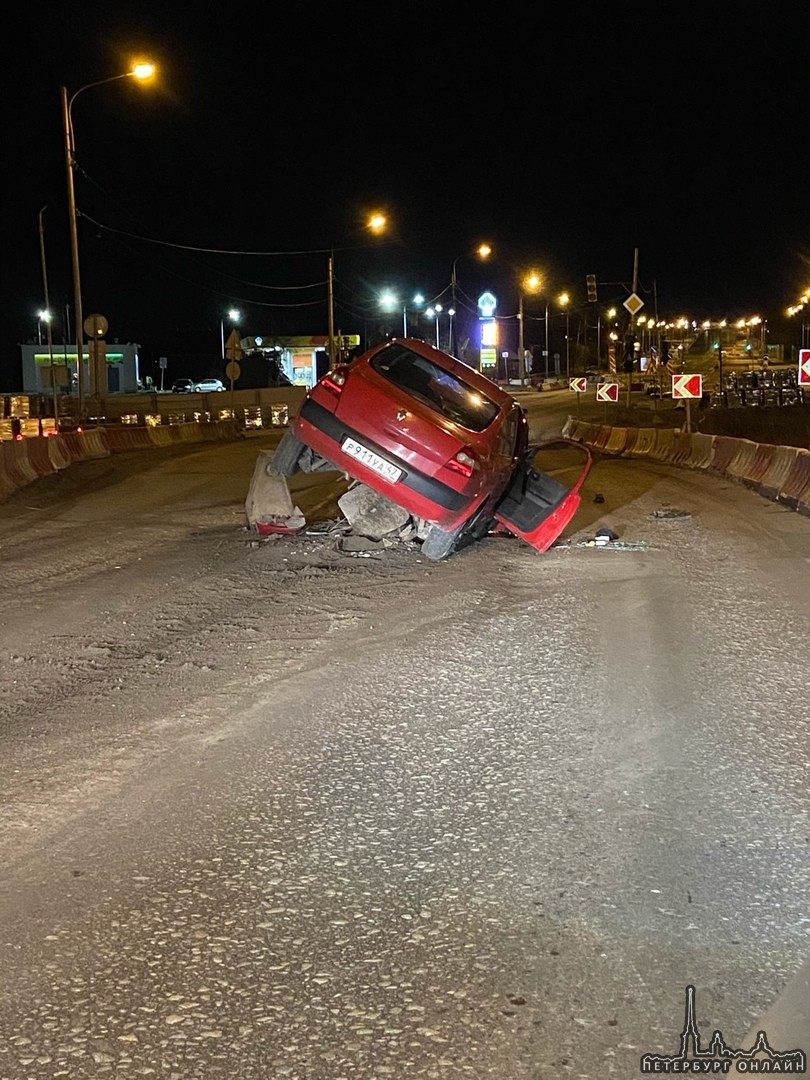 По дороге в красное село Renault налетел на бетонные ограждения. Все живы.