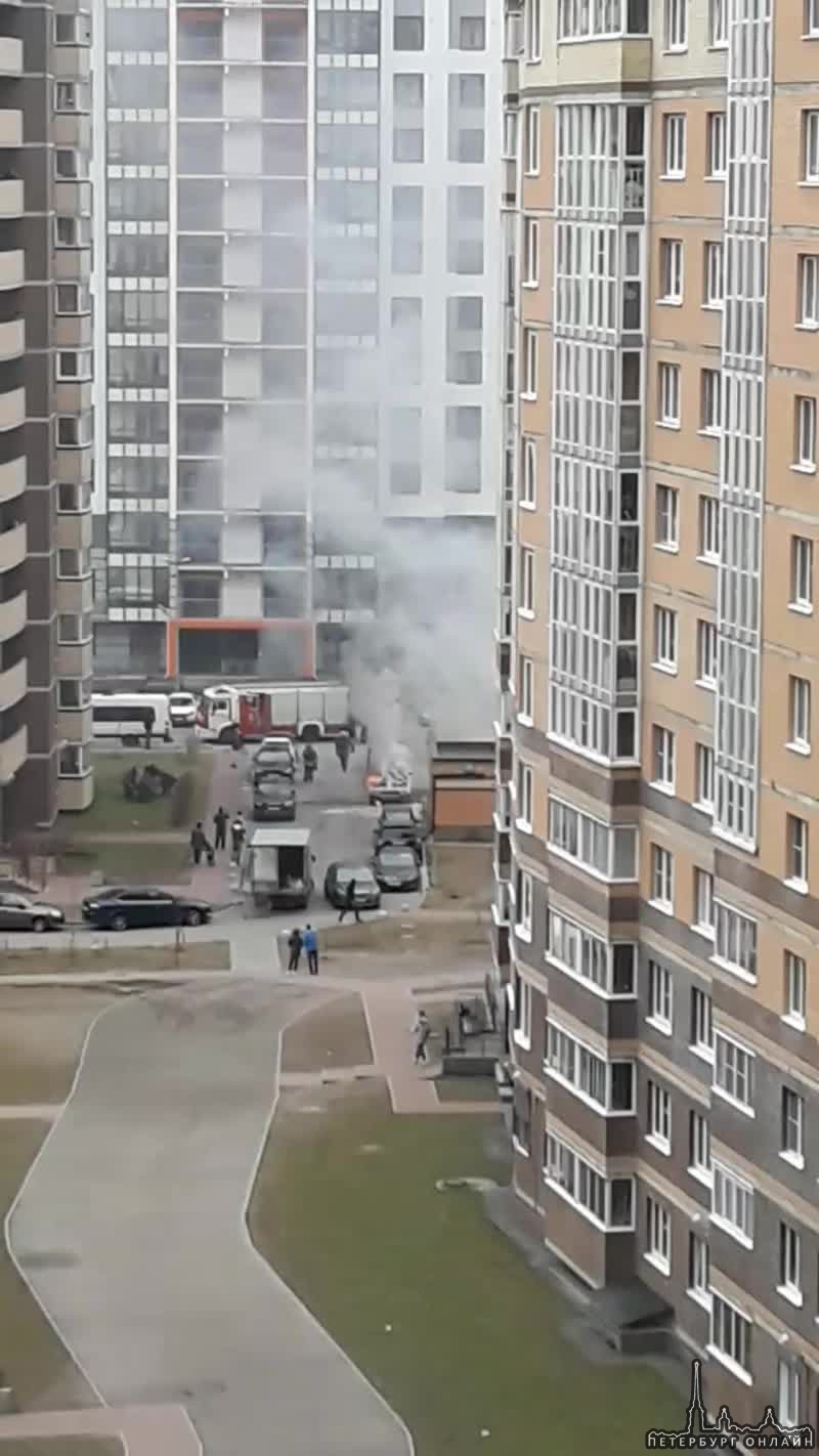 Во дворах на Кушелевской дороге загорелся автомобиль. До приезда пожарных машин тушили своими силами...