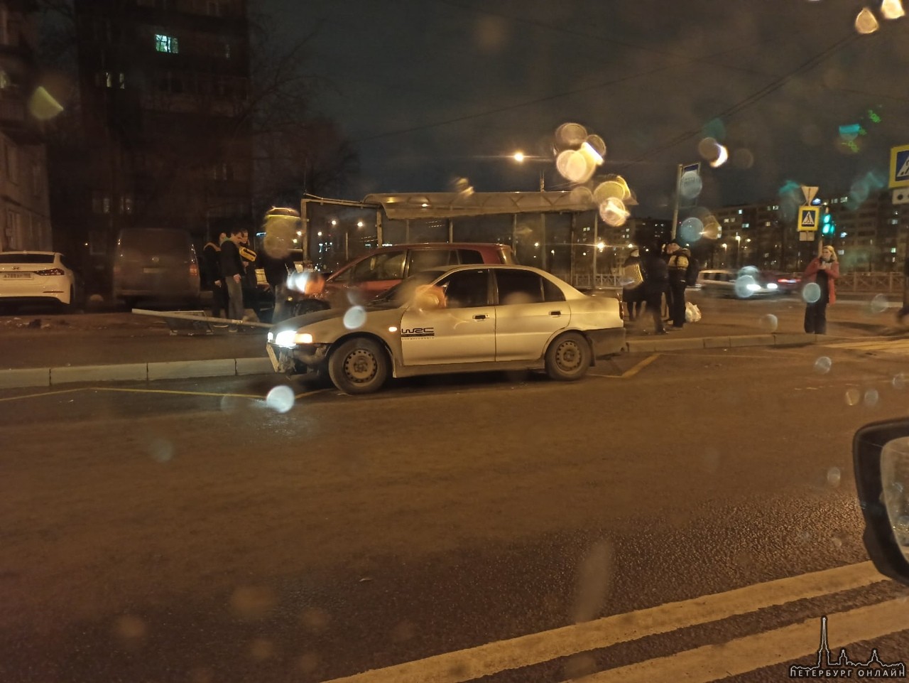 Авария из трех машин произошла на пересечении Искровского и Крыленко, одна из которых снесла останов...