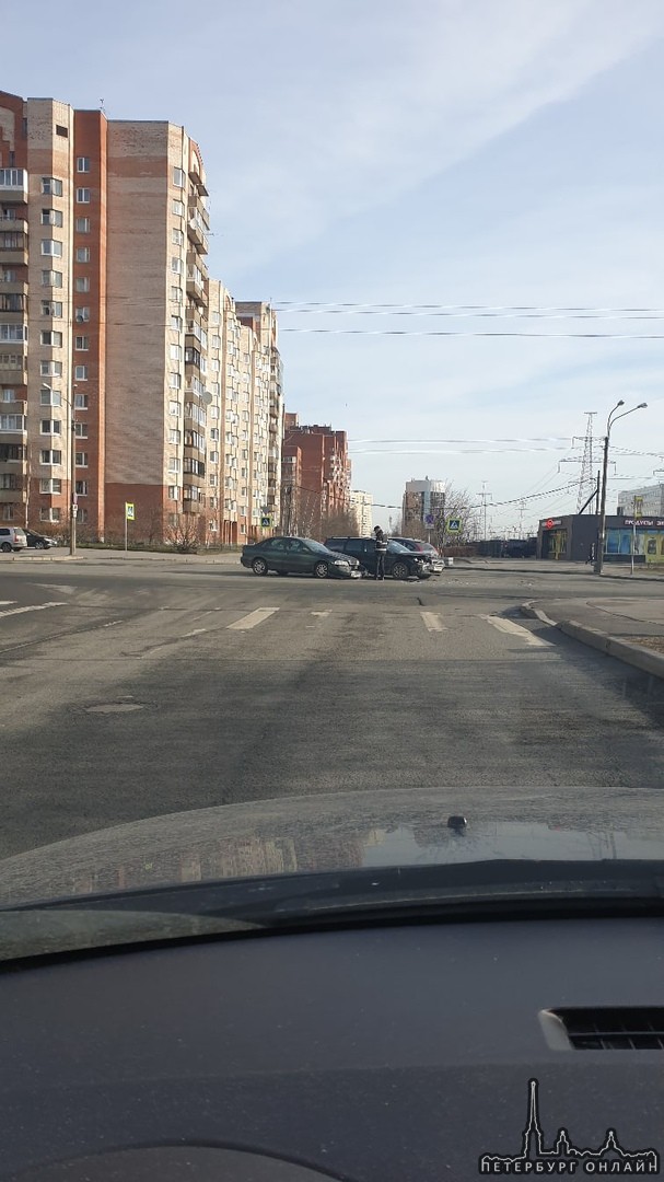 Volvo, Volvo, Ситроен Сообразили ДТП на троих на перекрёстке маршала Захарова и Брестского буль...
