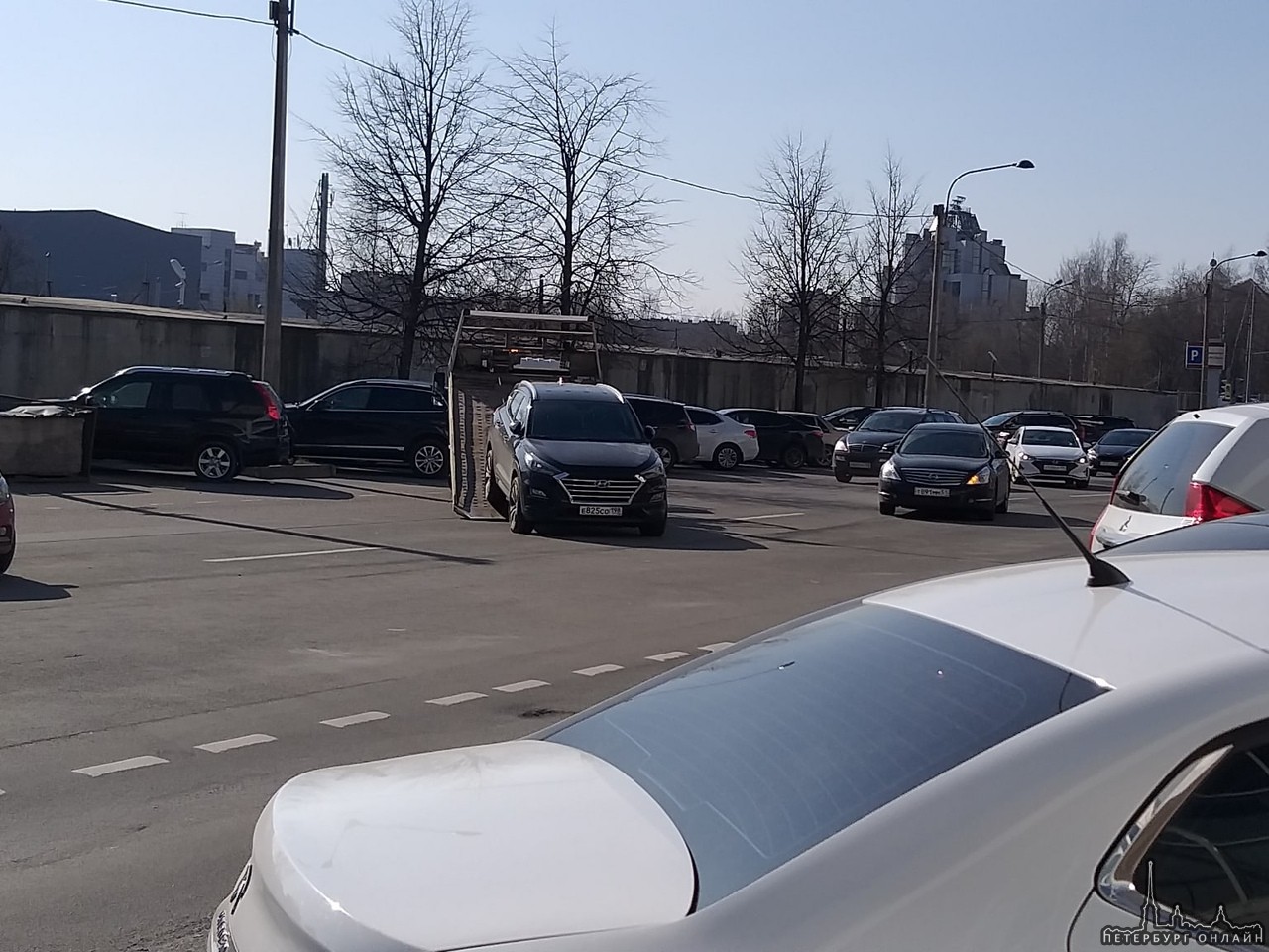 У Максидома на Гражданском 18А эвакуируют машины с середины проезжей части дороги по улице Фаворско...
