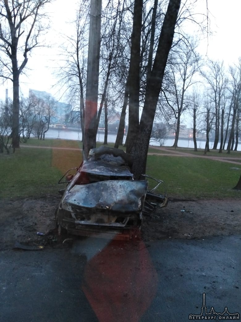 На Обуховской обороны дерево остановило мчащийся автомобиль, в створе улице Крупской, последний са...