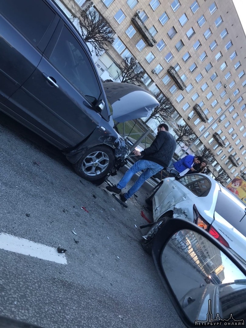 Авария на Свердловской набережной 64 в сторону Малоохтинского моста. Заняты два ряда, свободен тольк...