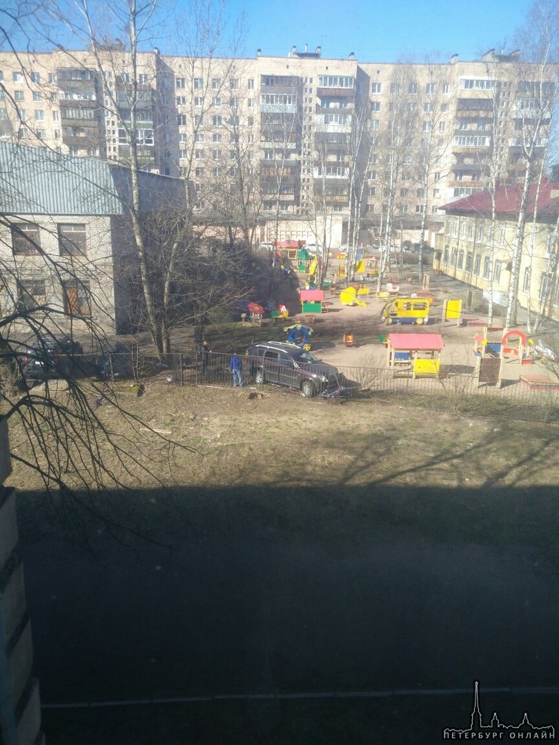 SsangYong Rexton въехал сквозь забор на территорию детского сада №390 по адресу Новоизмайловский, 6....