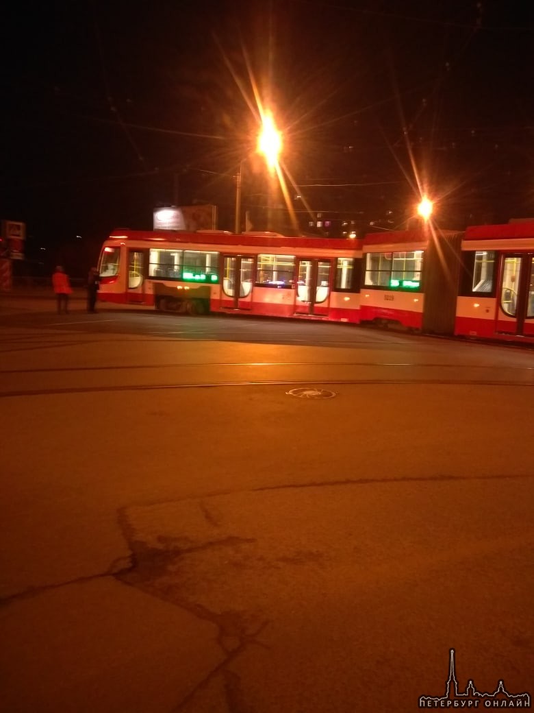 Второй вагон трамвая решил поехать дальше по Сердобольской