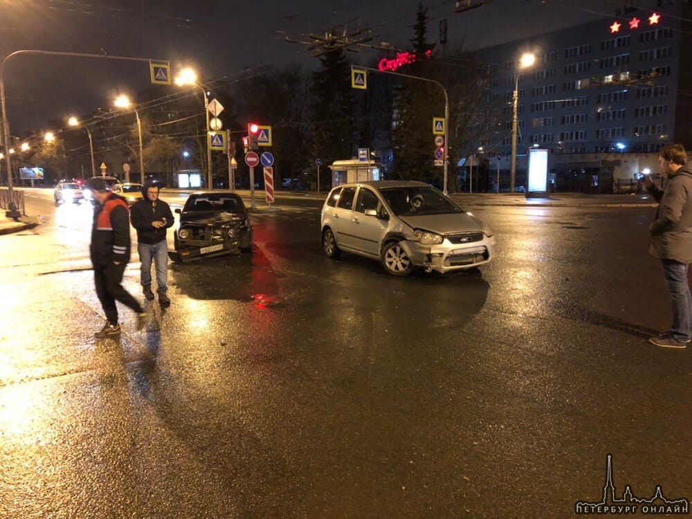 Ищу свидетелей аварии на перекрёстке Тореза и Курчатова, которая произошла 2 апреля в 21:05. Если у ...