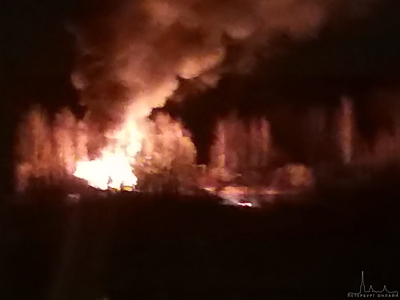 На улице Коммуны в лесопарке сильный пожар, 2 пожарные машины на месте.