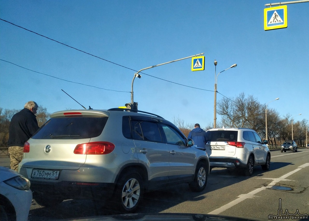 В утреннем паровозике перед пешеходным переходом на Петергофском шоссе, средним вагончиком оказался ...