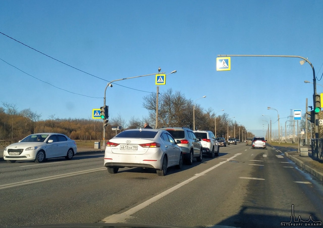 В утреннем паровозике перед пешеходным переходом на Петергофском шоссе, средним вагончиком оказался ...