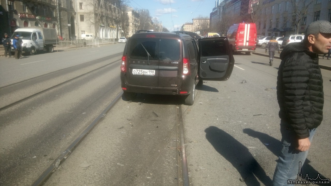 Сегодня на пр. Энгельса д 30 (в сторону метро "Удельная"), в районе 12:00 произошло ДТП. Столкнулись...