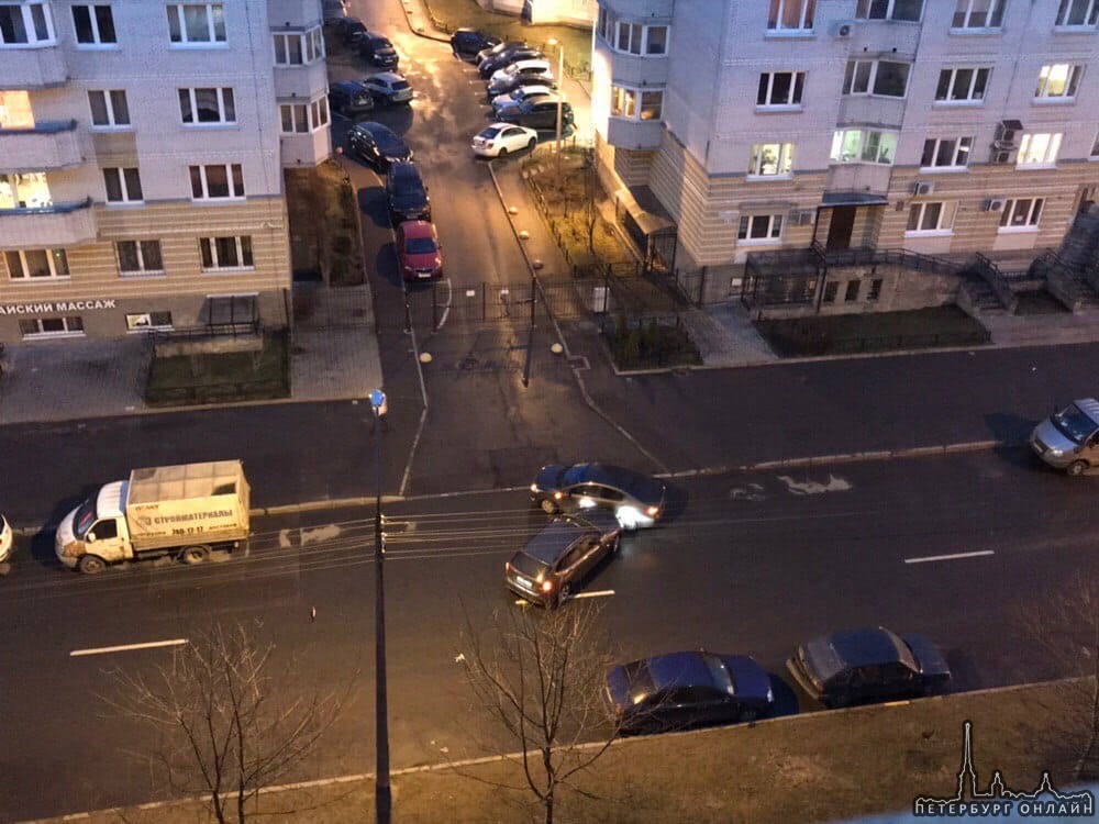 На улице Кустодиева между домом 17 и 19 встретились две иномарки.