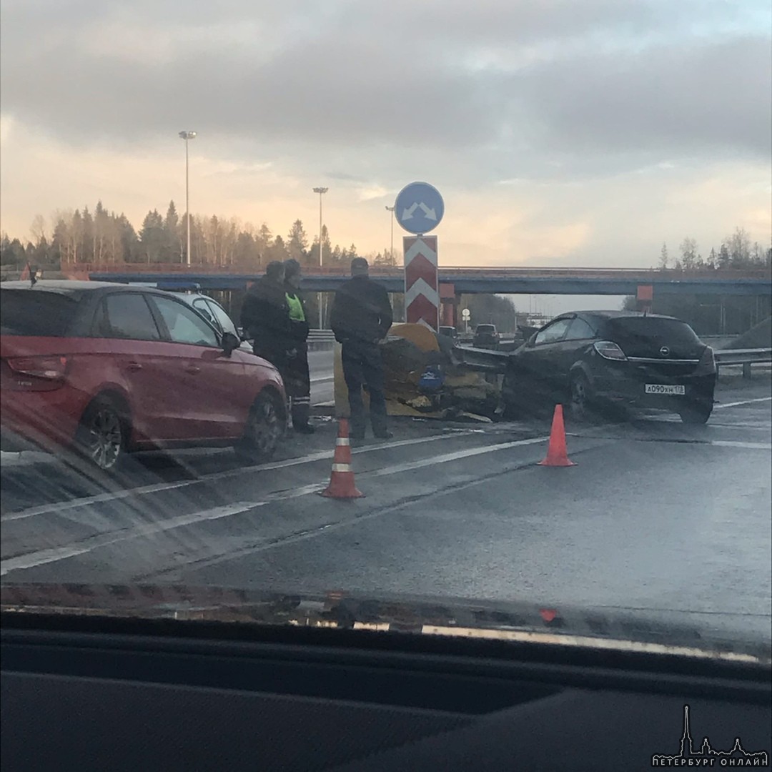 ДТП на полосе в сторону СПб по Новоприозерскому шоссе, съезд на Агалатово. Вроде все живы.