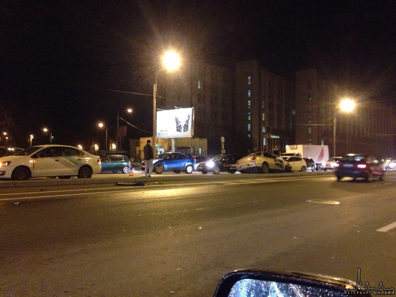 Крупное массовое ДТП на пересечении Зольной и Октябрьской набережной. Около 7 побитых машин.