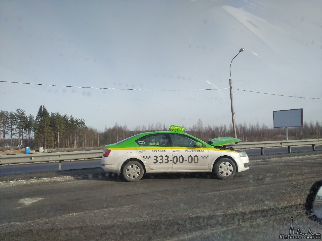 Такси отдыхает после встречи с повозкой на Дороге Жизни. Авария произошла 12 апреля около 6 утра. ...