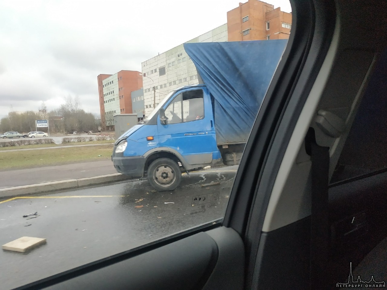 На Индустриальном цельнометаллический фургон сломал тент у Газели Фургон врезался в Газель из-за то...