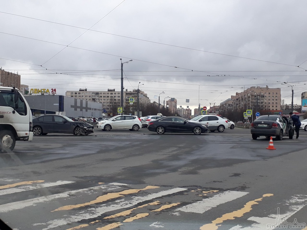 На перекрёстке Димитрова и Бухарестской, каршеринг делимобиля сразился с БМВ. ✊