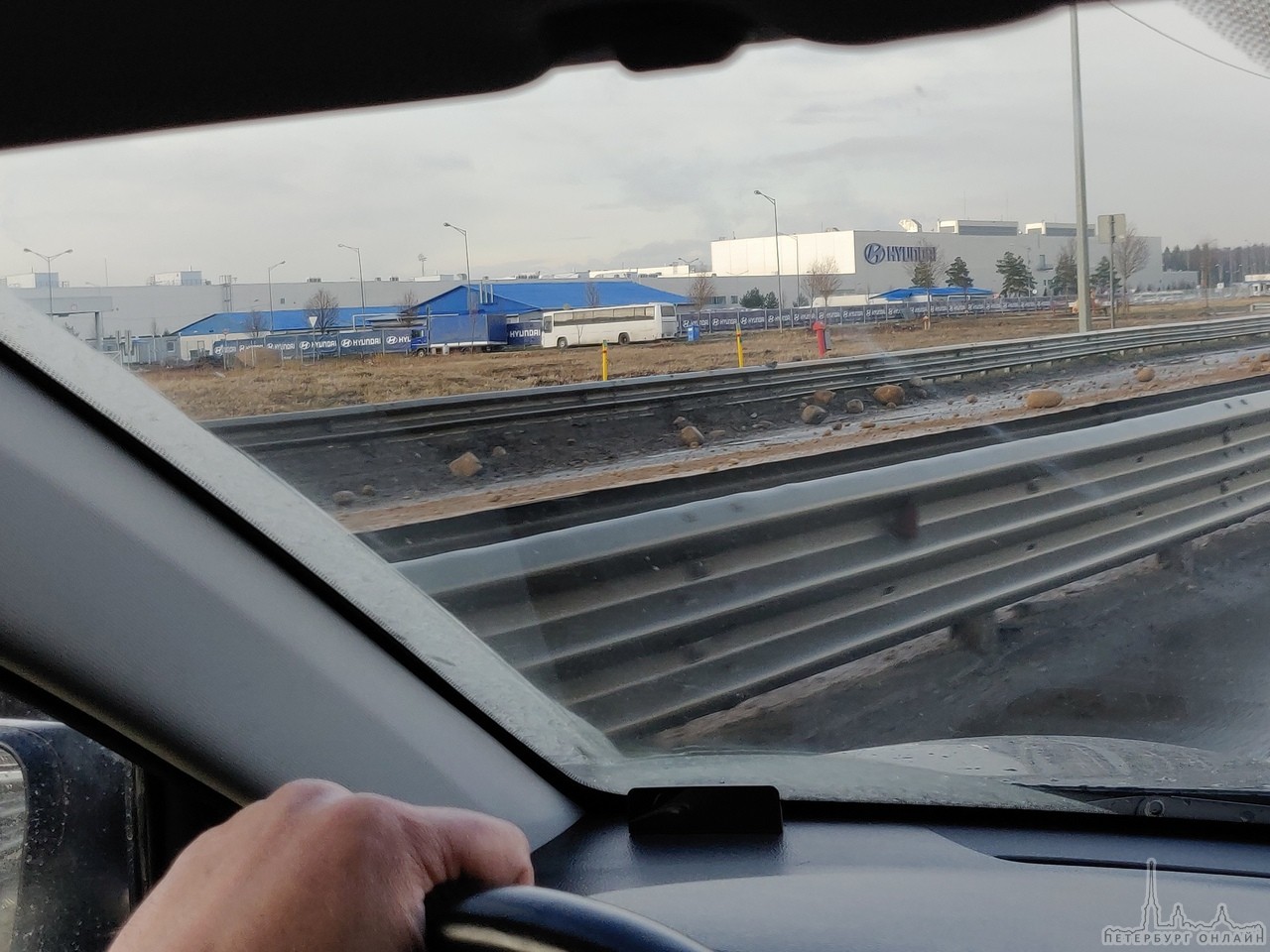 Полгрузовика булыжников рассыпано на полосе Левашовского шоссе, напротив Hyundai и Мобис .