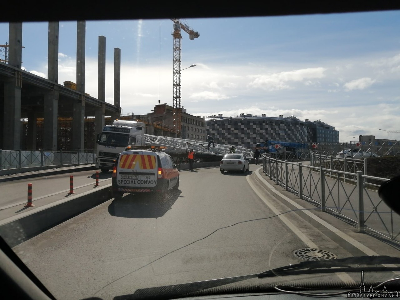На Мосту Бетанкура грузовик потерял металлоконструкции съезд на наб. Макарова перекрыт