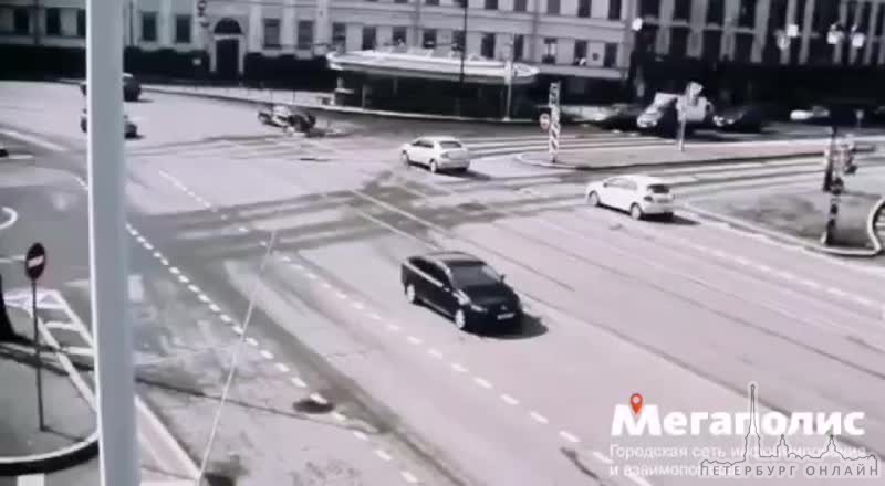 Видеозапись аварии у Тучкова моста, где съезд на наб. Макарова.