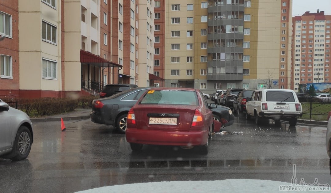 Авария во дворе в Красносельском ш. у дома 54к6. Audi не пропустила новичка на Hyundai.