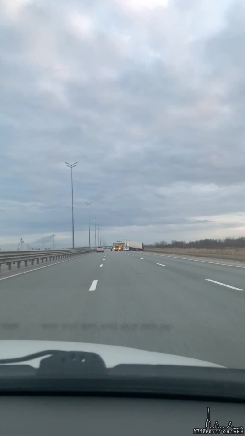 Фура съехала с дороги на 38-км Киевского шоссе, спецслужбы на месте.