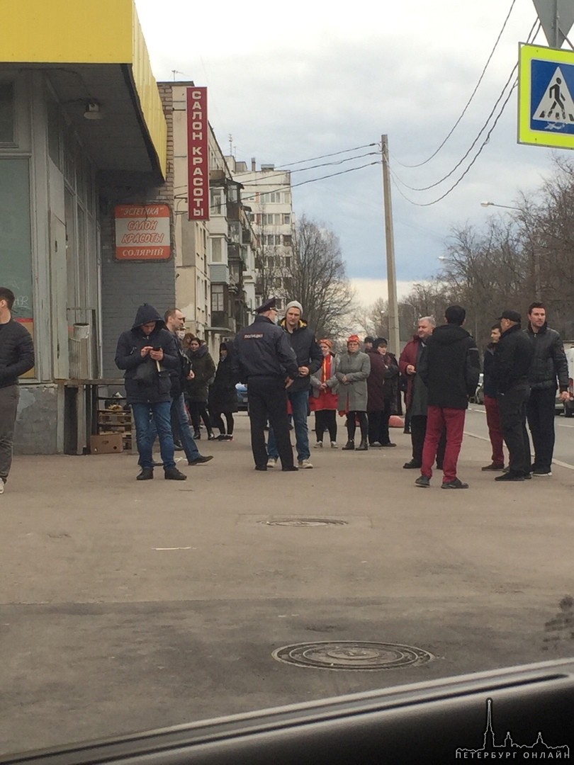 В магазине Пловдив на проспекте Ветеранов 87 что-то произошло, магазин огородили лентами, никого не ...