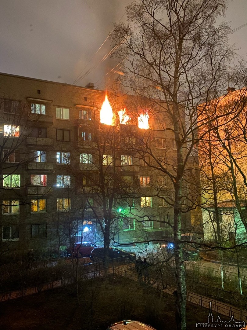 Пожар в доме на Среднем пр. Васильевского острова 61 Предположительно взрыв газа.