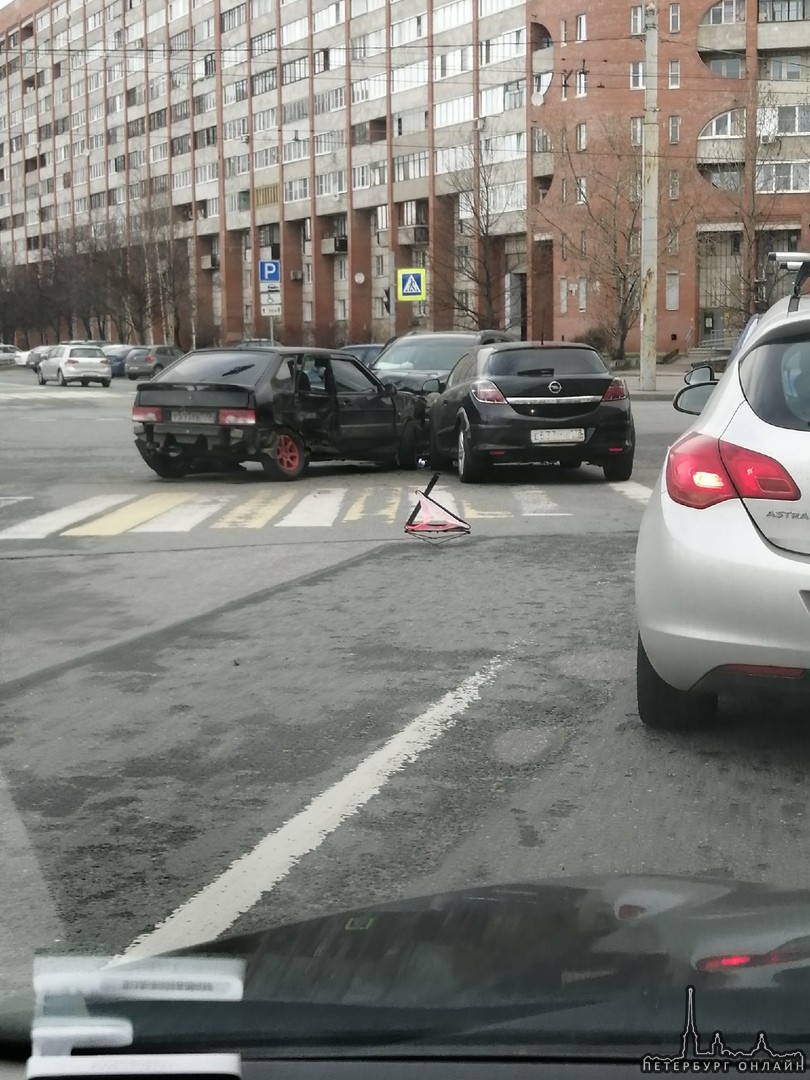 На перекрёстке Светлановского и Веденеева столкнулись Лада, Опель и третий автомобиль.