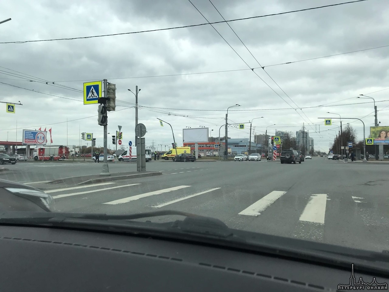 Кроссовер отправил седан в столб на перекрестке улицы Орджоникидзе и проспекта Космонавтов.
